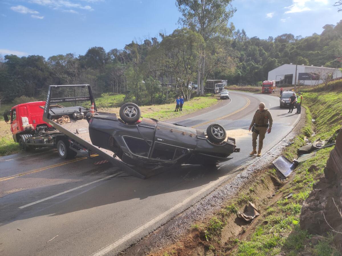 Motorista sofre ferimentos em capotamento na SC-163 em Itapiranga