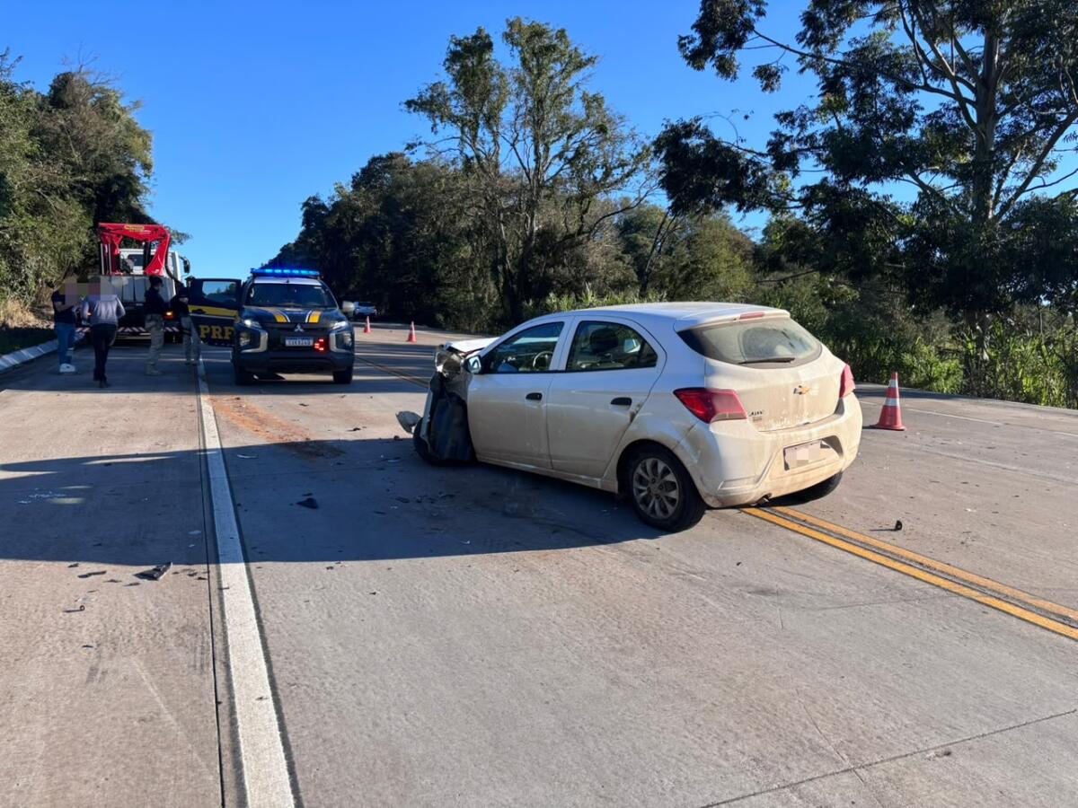 Colisão entre carro e caminhão deixa trânsito lento na BR-163