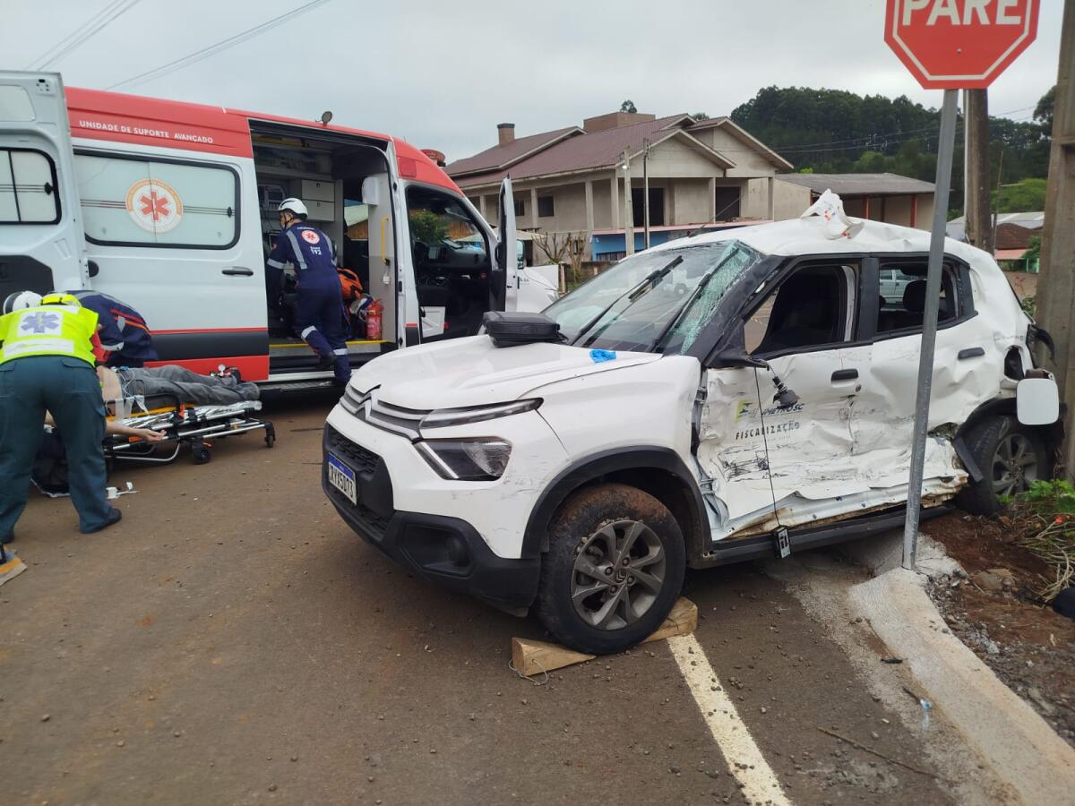 Duas pessoas ficam feridas em colisão entre carro e caminhão na SC-305, em São Lourenço do Oeste