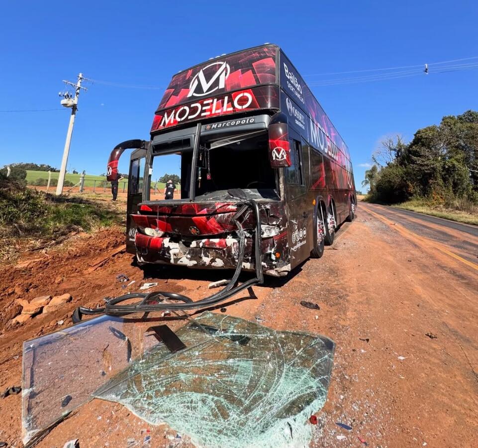 Motorista morre em colisão com ônibus da Banda Modello