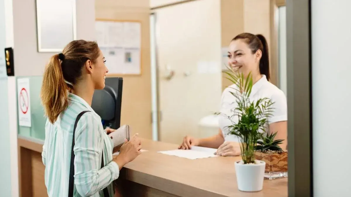 Projeto prevê piso nacional de R$ 2.450 para recepcionistas