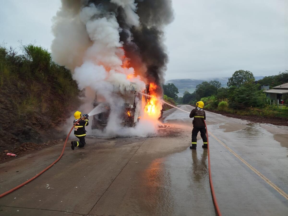 Carreta carregada com farinha de trigo pega fogo na SC-305 em São Lourenço do Oeste