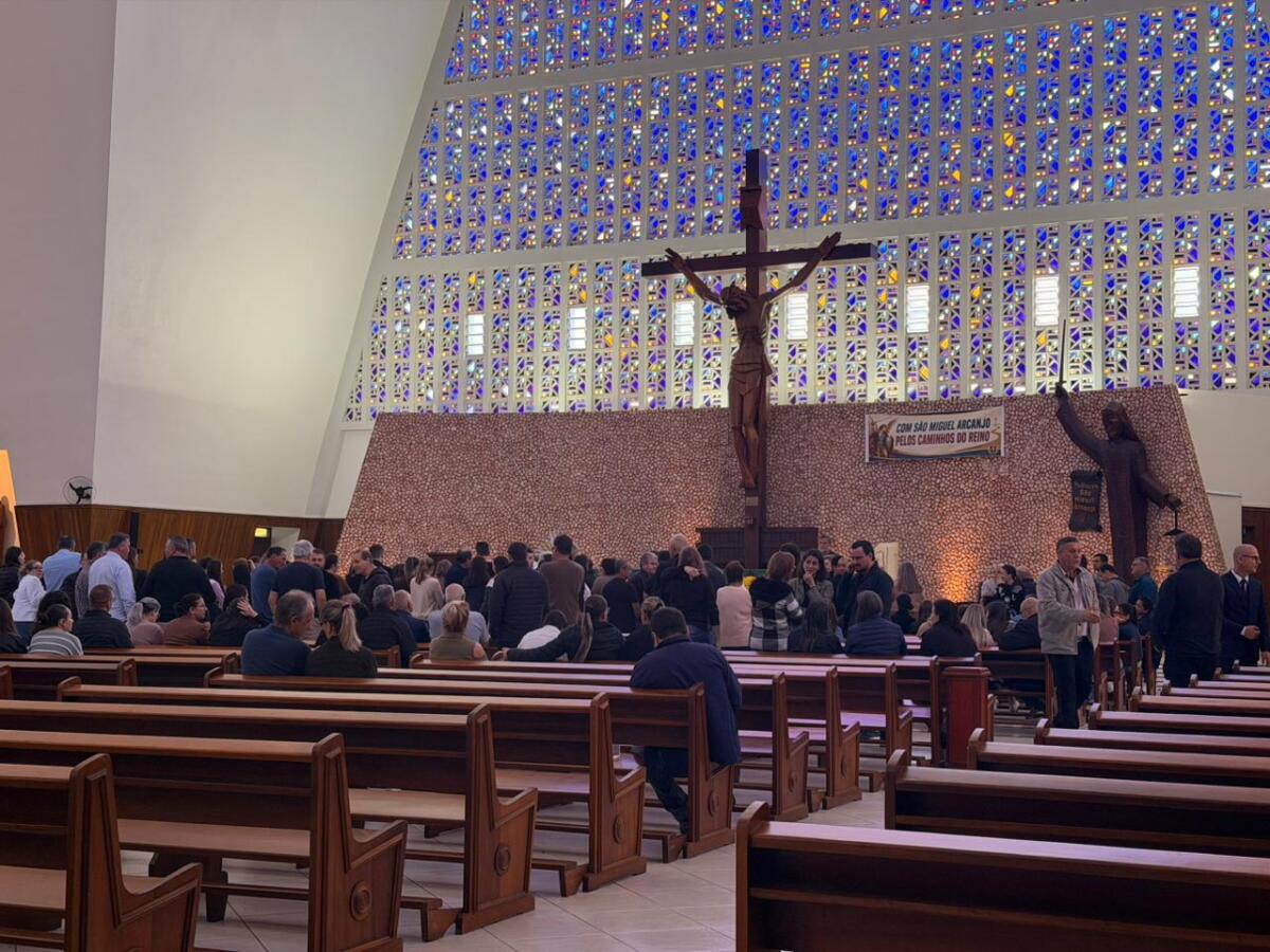 Velório das irmãs Micheli e Bruna Di Berti começa em SMO