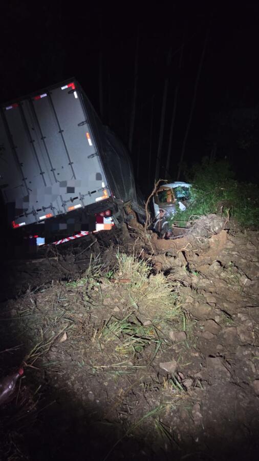 Motorista fica ferido após saída de pista com carreta na PR-280, em Salgado Filho