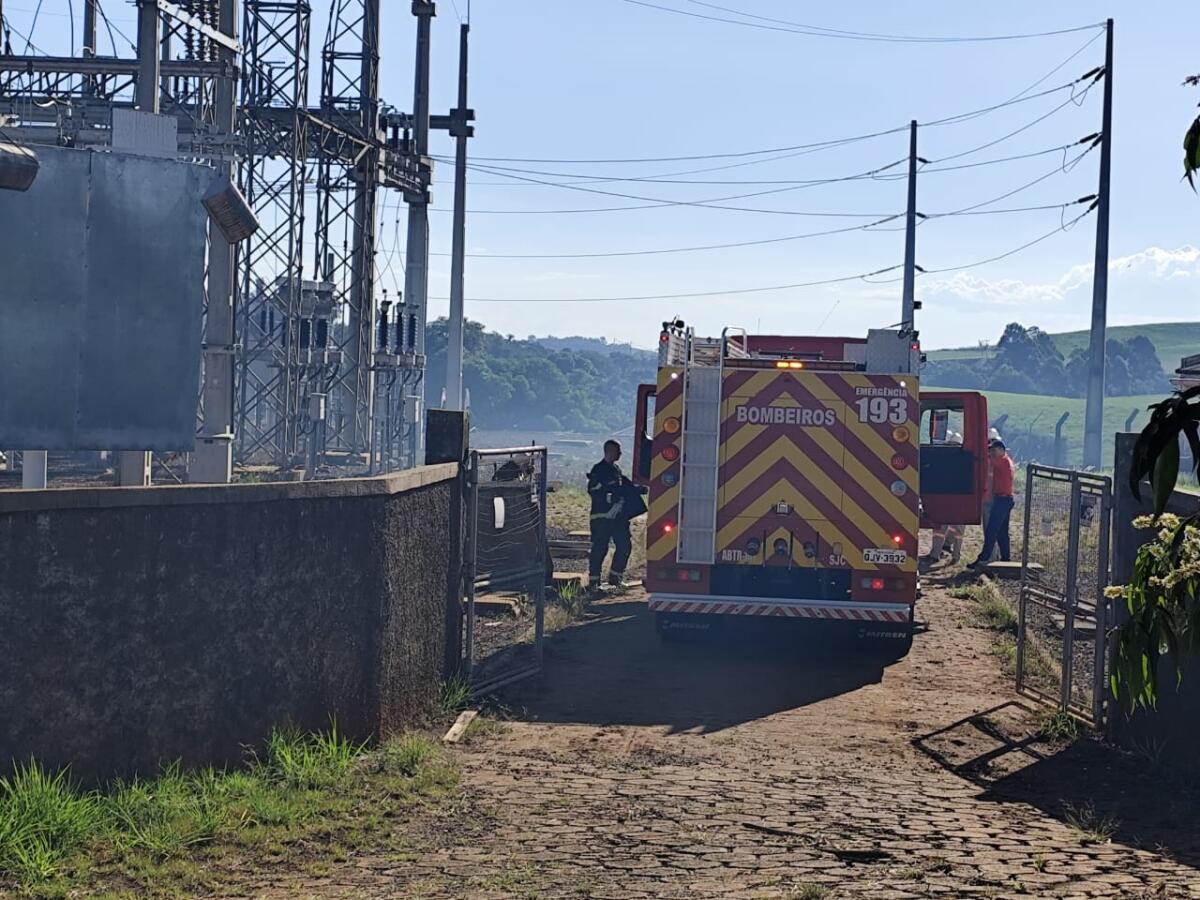Cabo de alta tensão cai, provoca incêndio e deixa São José do Cedro sem energia