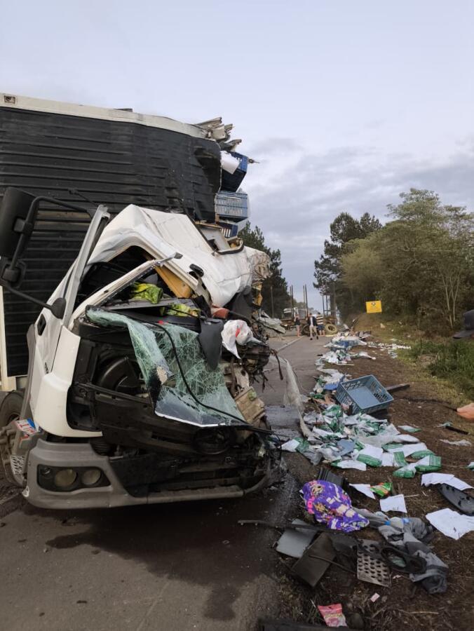Colisão entre dois caminhões deixa um morto e três feridos na BR-282 em Ponte Serrada
