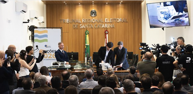 TRE-SC apresenta funcionamento da urna eletrônica e reforça segurança das Eleições 2026