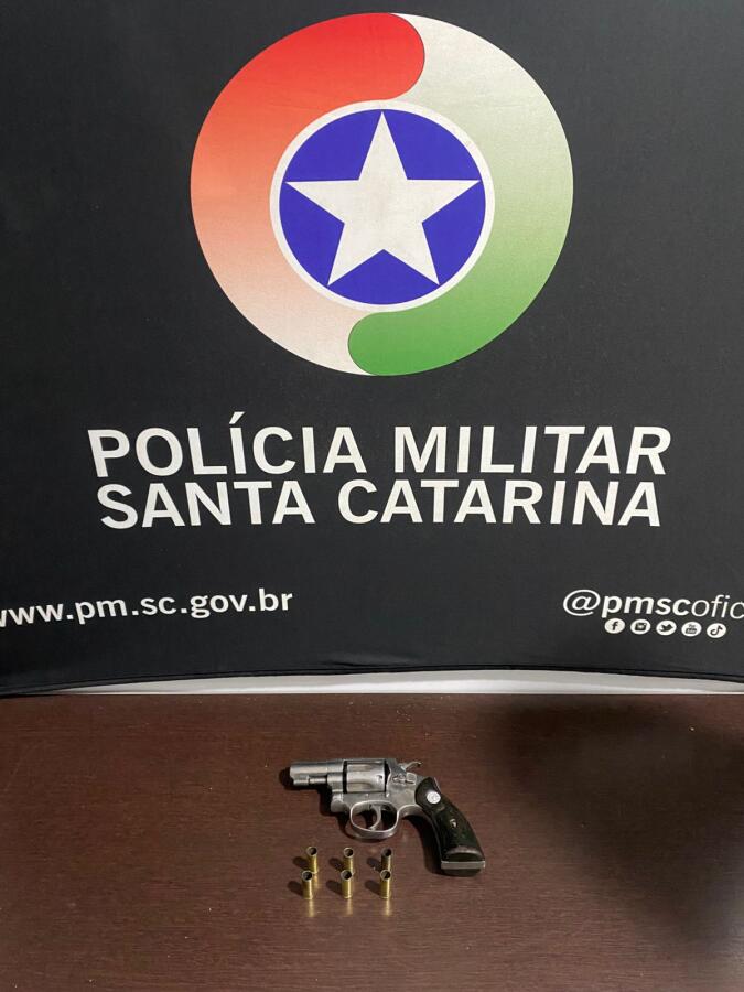 Homem é preso por porte ilegal de arma após disparos em bar em Maravilha