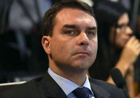 Flávio Bolsonaro diz que dinheiro recebido de Vorcaro é legal e cobra CPI do Master "já"