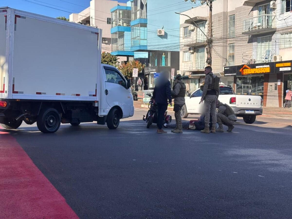Colisão frontal entre furgão e veículo autopropelido deixa mulher ferida no Centro de São Miguel do Oeste