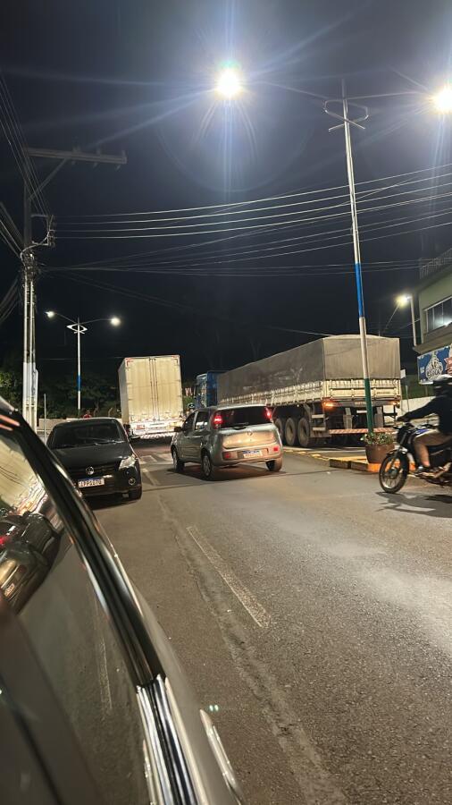 Carreta, com pane mecânica, bloqueia avenida em Iporã do Oeste