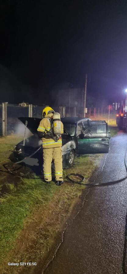 Princípio de incêndio atinge veículo e mobiliza bombeiros em Iporã do Oeste