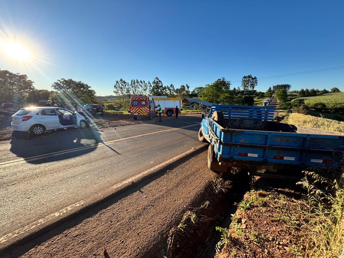Acidente entre caminhonete e Ford Ka deixa um ferido na SC-163, em Descanso