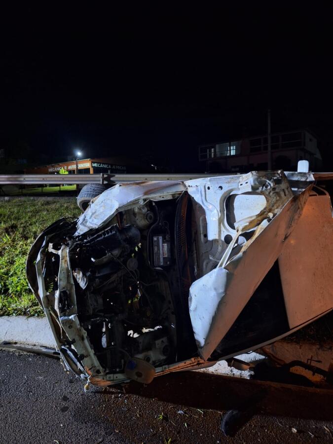 Carro capota e deixa dois feridos em São José do Cedro