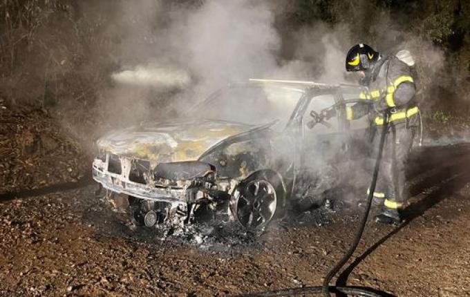 Incêndio destrói carro no interior de São Miguel do Oeste