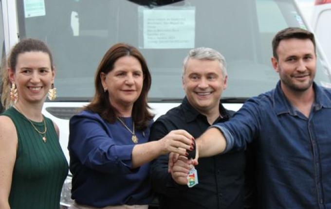 Governo do Estado entrega novas ambulâncias para o SAMU na região