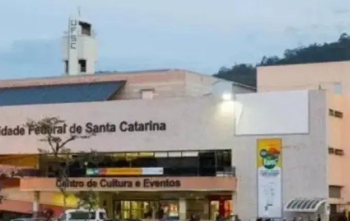 UFSC abre concurso público para único cargo com salário de até R$ 6,1 mil