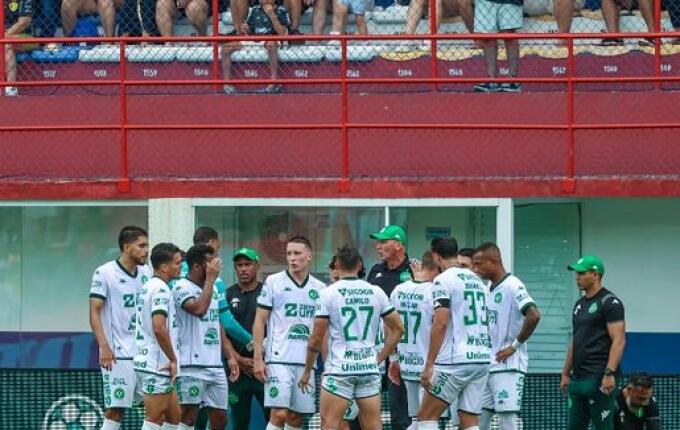 Torcedor do Brusque é flagrado fazendo gesto de avião caindo em semifinal do Catarinense