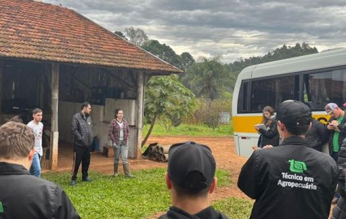 Alunos da Casa Familiar Rural visitam propriedade em São José do Cedro