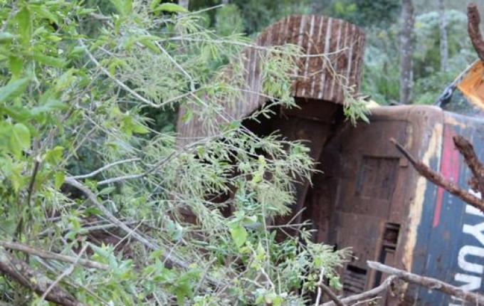 Vídeo: Motorista fica preso as ferragens após tombar caminhão no interior de SMOeste