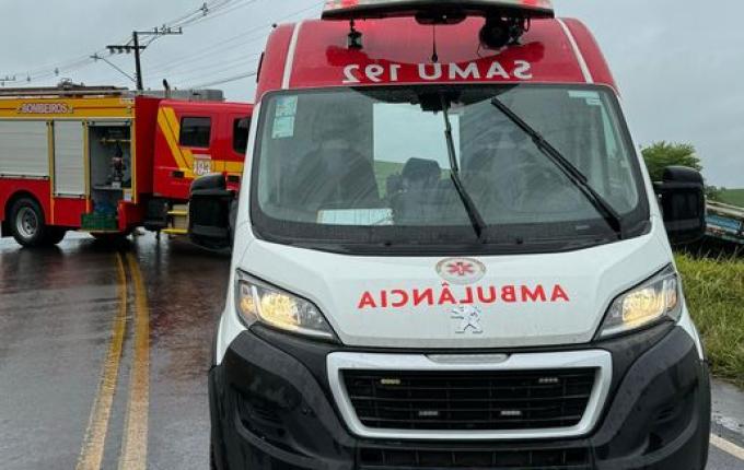 Acidente entre caminhões bloqueia trânsito na SC 163