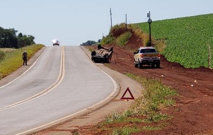 Veículo sai da pista e capota na SC-163