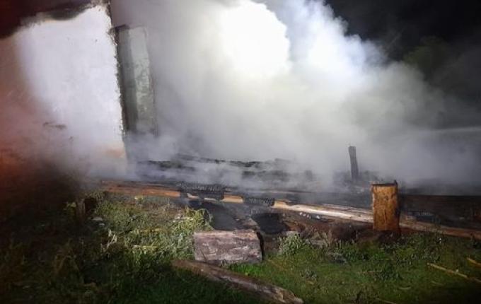 Incêndio destrói casa no interior de Anchieta