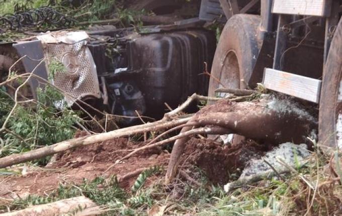 PRF confirma que carreta acidentada na BR-163 deve ser removida assim que o tempo melhorar