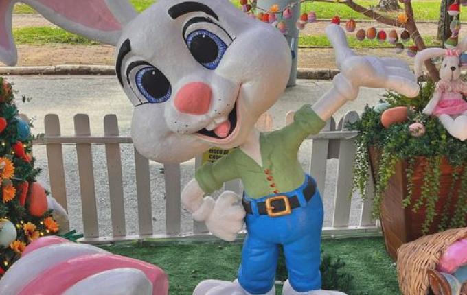 Com a presença de crianças, Administração inaugura decoração de Páscoa em SMO