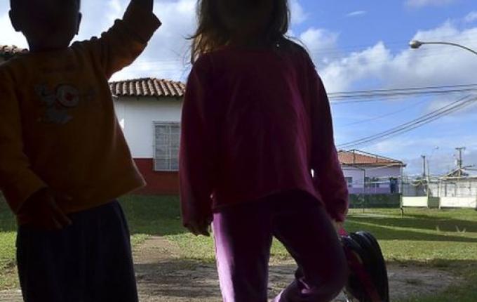 Menino de 7 anos é preso em jaula de ferro por professor após se "comportar mal"