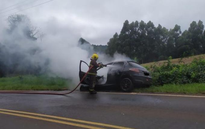 Veículo pega fogo no trecho entre Campo Erê e Marmeleiro