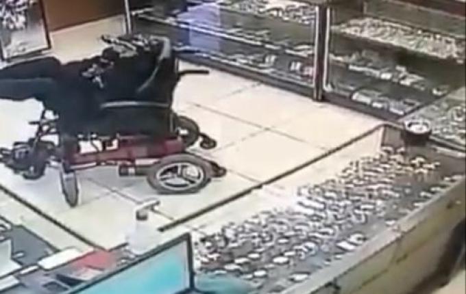 VÍDEO: Cadeirante tenta assaltar relojoaria com arma de brinquedo