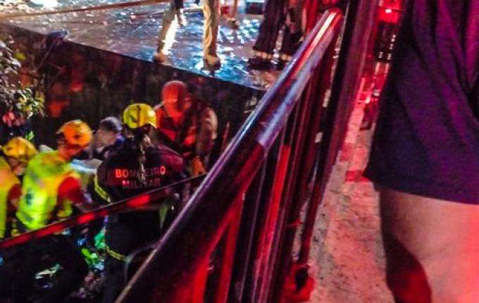 Saída de pista seguida de colisão em empresa deixa jovens feridos na Willy Barth