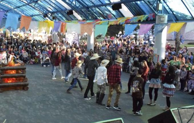 Arraiá de São Migué reúne grande público na área coberta da praça central