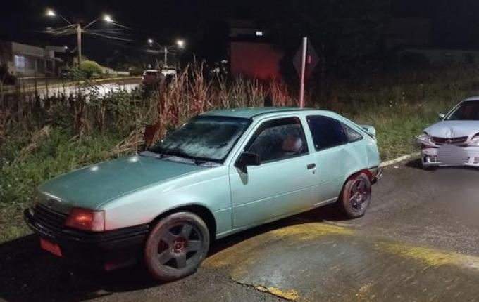 Condutor embriagado colide em veículo estacionado e é preso em Campo Erê