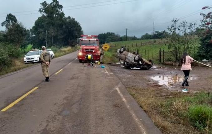 Capotamento deixa motorista ferida na SC-161 em Anchieta