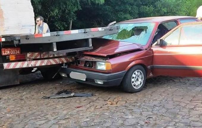 Carro bate contra caminhão estacionado em São José do Cedro