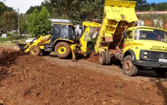 Prefeitura realiza colocação de tubos em Rua de SJCedro