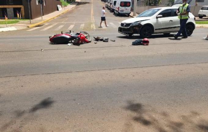 Mulher fica ferida em colisão entre carro e moto no centro de Itapiranga