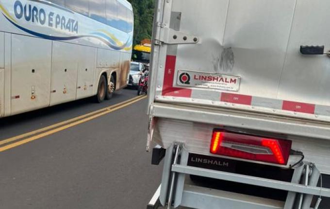 Motociclista morre ao colidir na traseira de caminhão na SC-157