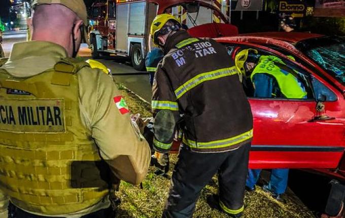 VÍDEO: colisão em poste seguida de capotamento deixa homem ferido