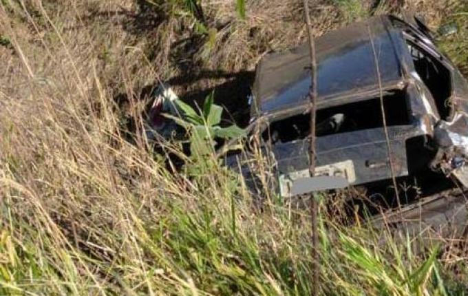 Saída de pista deixa motorista gravemente ferido em Anchieta