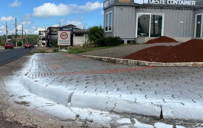 Empresários reclamam dos serviços de pintura na avenida Willy Barth