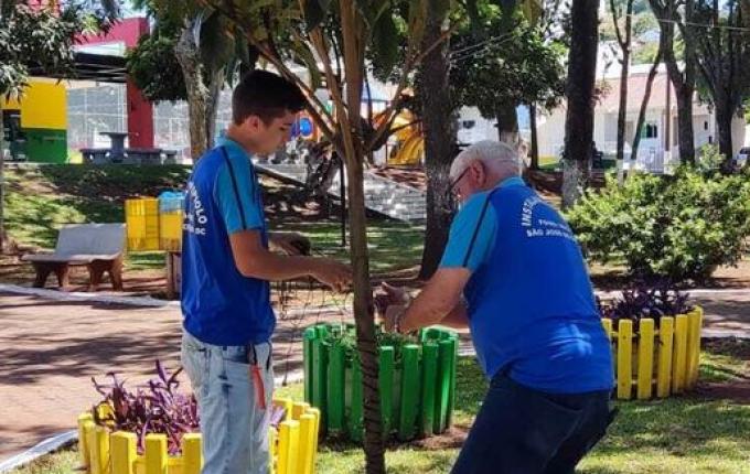 Decoração de natal começa a ser instalada em São José do Cedro
