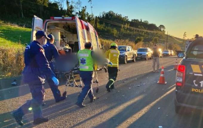 Grave colisão entre motocicletas deixa duas pessoas feridas no interior de São Miguel do Oeste