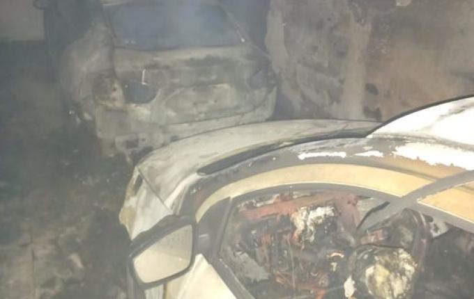 Incêndio em garagem destrói dois carros e uma moto em Itapiranga