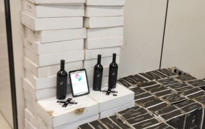Carga com garrafas de vinho avaliada em R$ 70 mil é apreendida na região