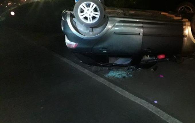 Capotamento de veículo na BR 282 deixa dois feridos