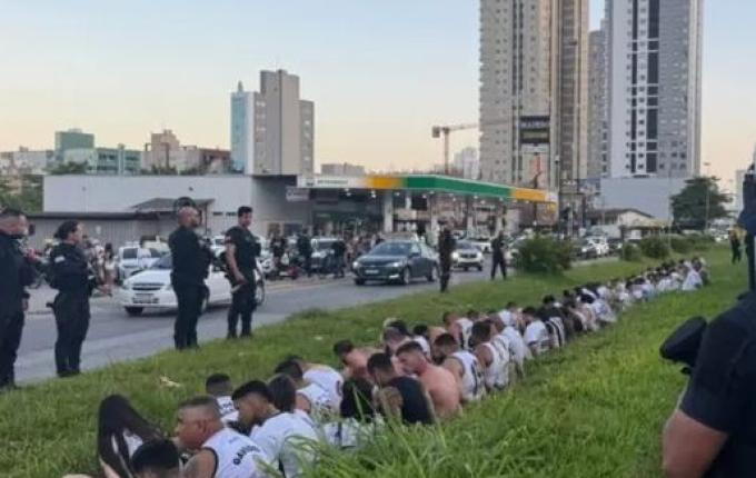 Torcida organizada é barrada na BR-101, em Itapema, após denúncia de vandalismo