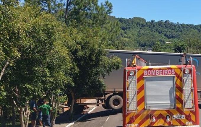 Motorista sofre parada cardiorrespiratória após caminhão se chocar contra muro em Mondaí